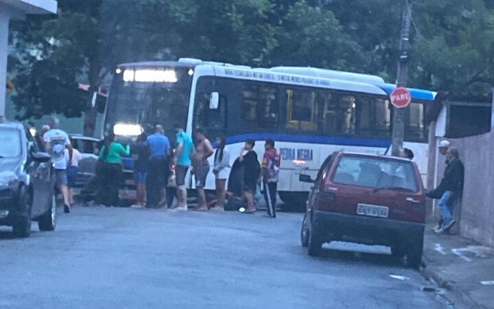 Vídeo: motocicleta tenta ultrapassar ônibus coletivo e provoca colisão no bairro Leonane