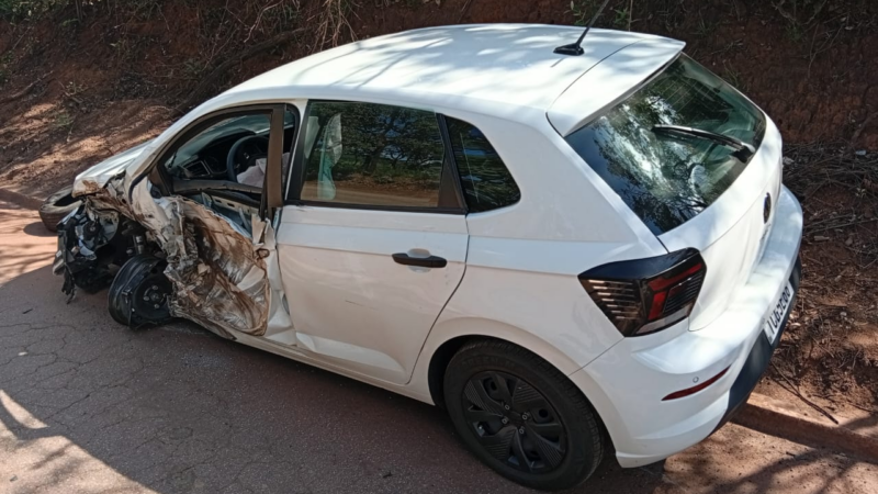 Carro na contramão de direção colide com caminhão e motorista fica ferido na MG 431