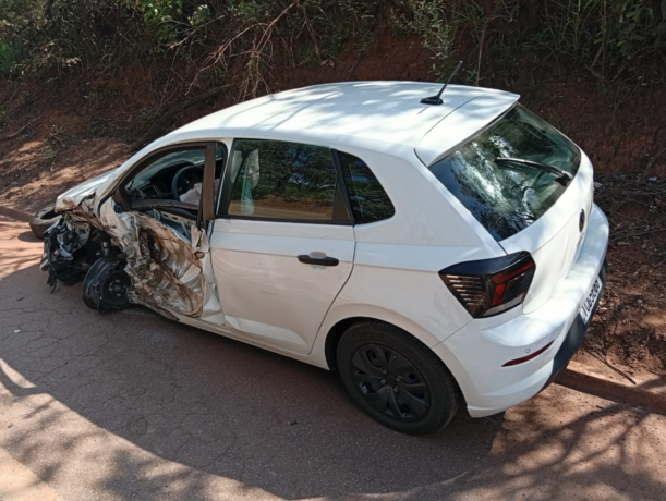Carro na contramão de direção colide com caminhão e motorista fica ferido na MG 431