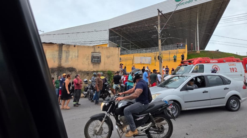 Vídeo: motociclista morre depois de colisão com carro e poste na av. Manoel da Custódia