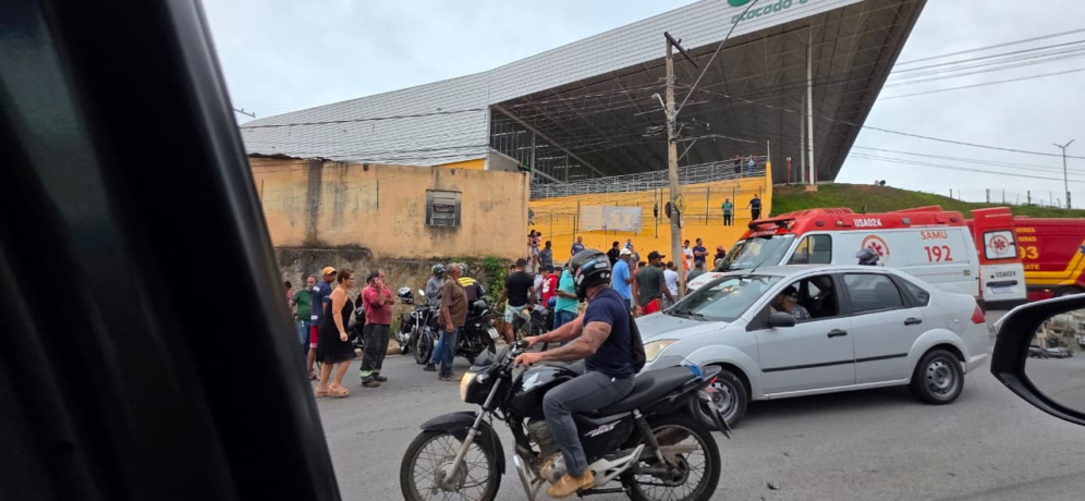 Vídeo: motociclista morre depois de colisão com carro e poste na av. Manoel da Custódia