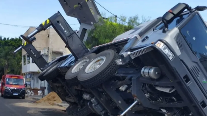 Vídeo: guindaste tomba depois de asfalto ceder e atinge várias casas em Uberlândia