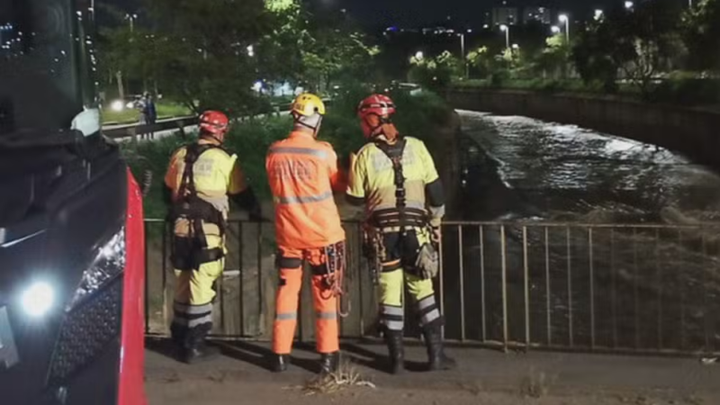 Vídeo: bombeiros procuram por homem que foi jogado dentro do Rio Arrudas, em BH