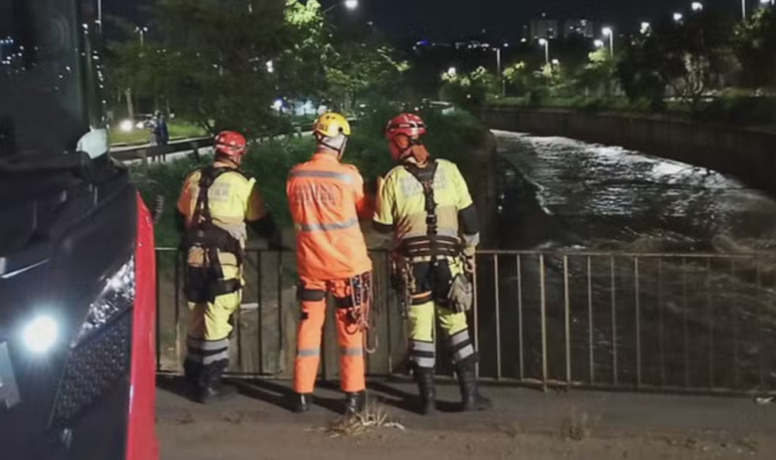 Vídeo: bombeiros procuram por homem que foi jogado dentro do Rio Arrudas, em BH