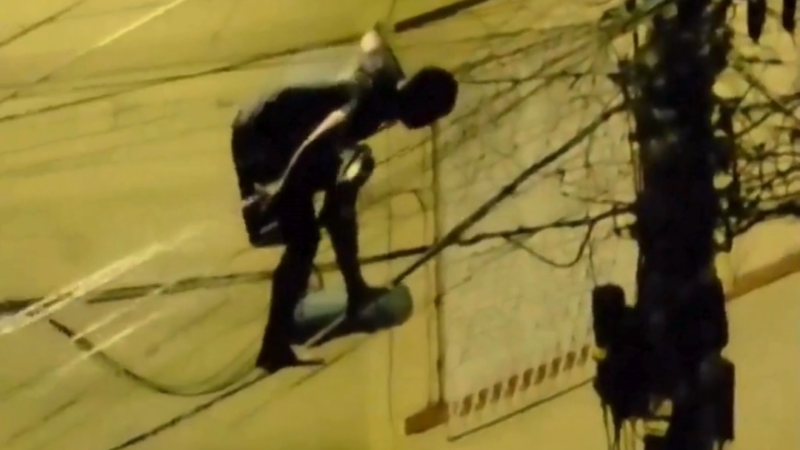 Vídeo: homem é gravado se arriscando para furtar fios de cobre em BH