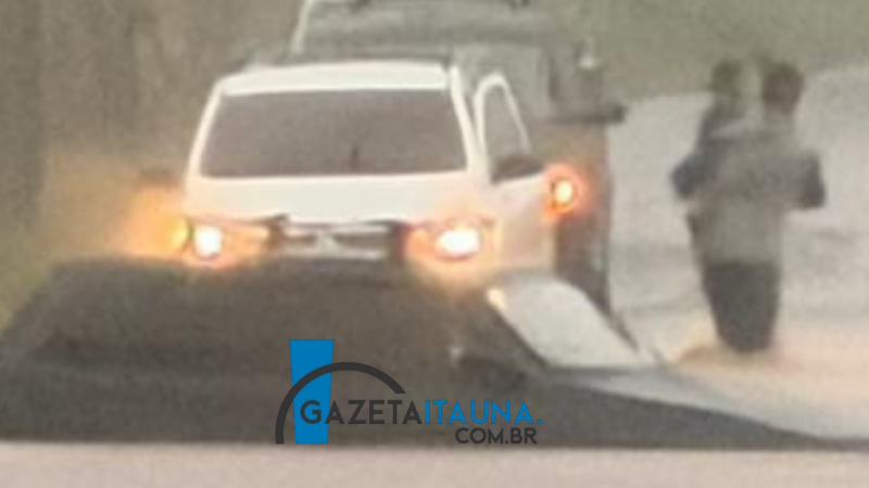 Vídeos: estrada de Campos, em Itaúna, fica intransitável com as chuvas desta sexta-feira, 20