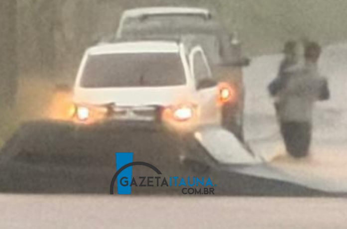 Vídeos: estrada de Campos, em Itaúna, fica intransitável com as chuvas desta sexta-feira, 20