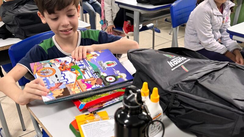 Prefeitura de Itaúna inicia entrega de 6 mil kits escolares e 7 mil mochilas na rede municipal