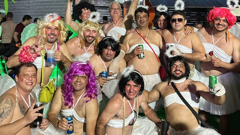 Vídeo: na Praça da Lagoinha, bloco Pau de Gaiola reúne milhares de pessoas e celebra tradição