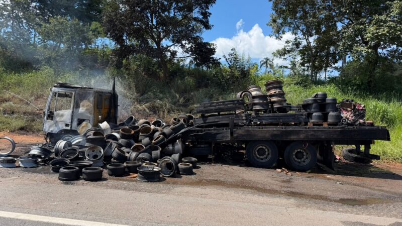 Incêndio destrói caminhão e carga na rodovia MG 050, em Itaúna