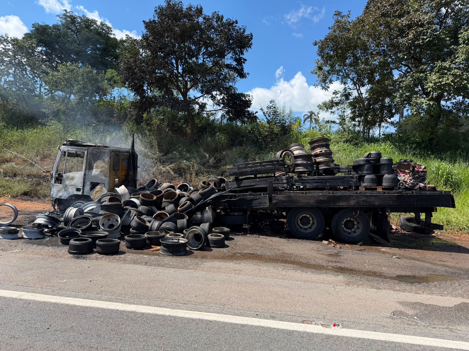 Incêndio destrói caminhão e carga na rodovia MG 050, em Itaúna
