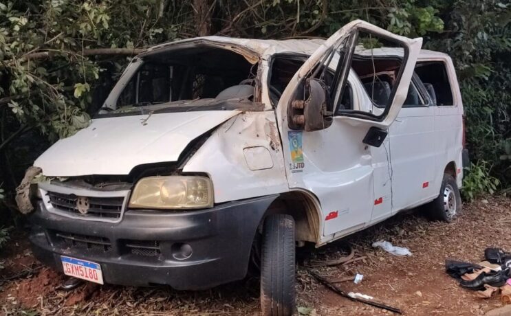 Vídeo: ultrapassagem em local proibido provoca ferimentos, alguns com gravidade, em 12 pessoas