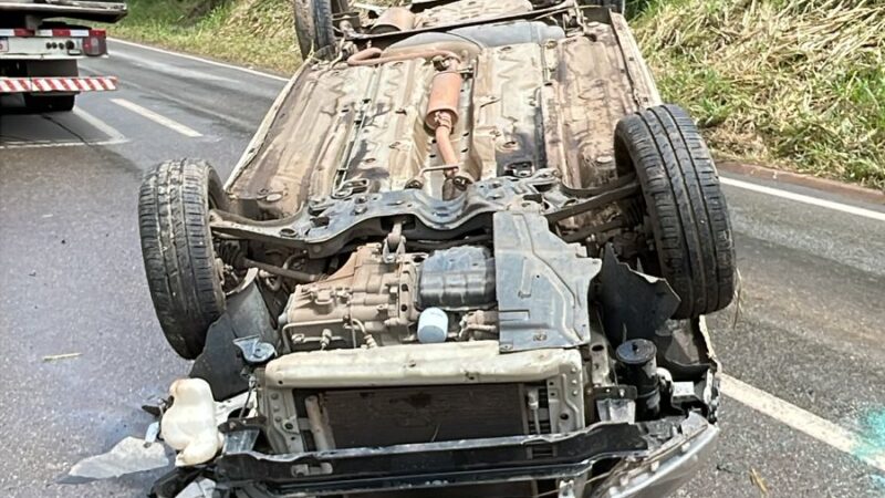 Óleo na pista faz carro bater em guard rail e capotar na MG 050, em Itaúna