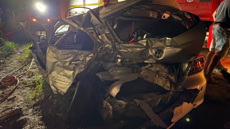 Duas pessoas morrem em colisão entre automóvel, caminhão e uma carreta incendiada