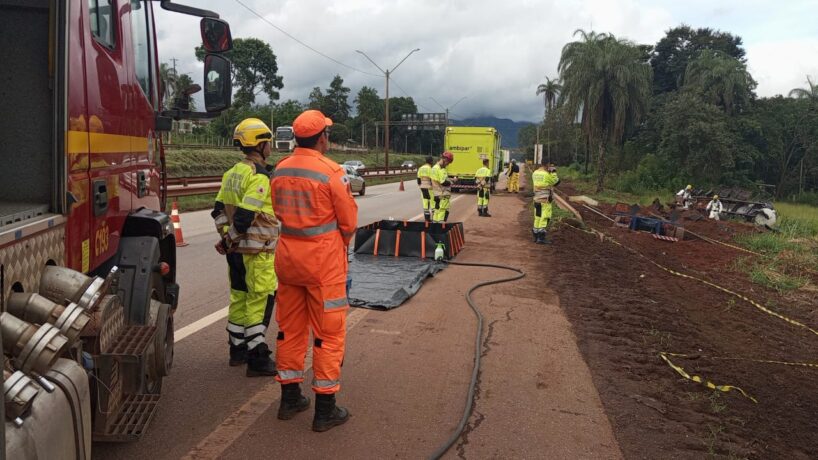 Vídeo: carga de ácido sulfúrico vaza na BR 381, em Itatiaiuçu, depois de capotamento de caminhão