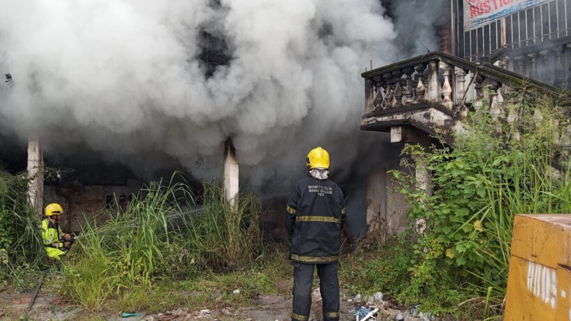 Vídeo: bombeiros combatem incêndio de grandes proporções em imóvel abandonado
