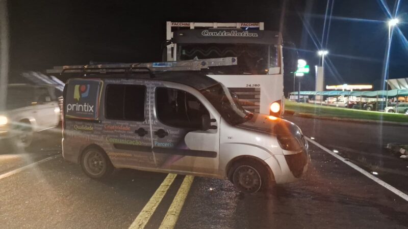 Colisão lateral de carro em caminhão deixa três pessoas feridas na rodovia MG 050, em Itaúna