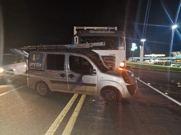 Colisão lateral de carro em caminhão deixa três pessoas feridas na rodovia MG 050, em Itaúna