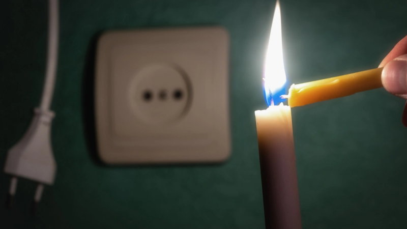 Moradores da comunidade do Fundão acionam a Polícia Militar por causa das constantes quedas de energia