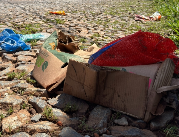 Acúmulo de lixo e bocas de lobo obstruídas na área afetada por enxurrada no Morro do Engenho