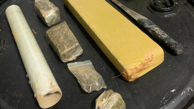 Perseguição a motociclista acaba em prisão por tráfico de drogas do garupa