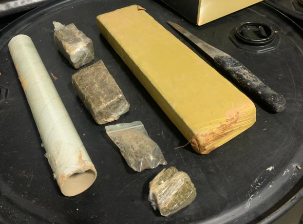 Perseguição a motociclista acaba em prisão por tráfico de drogas do garupa