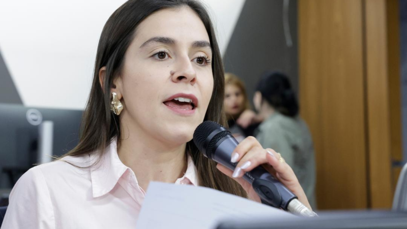 Deputada cobra planejamento e denuncia despreparo de secretário de Educação de MG