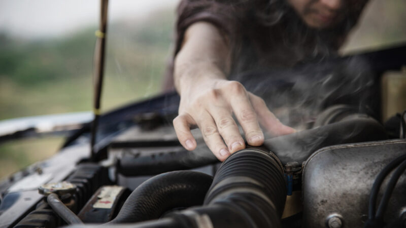 Carro é tomado pelas chamas no bairro Irmãos Auler, ninguém se feriu