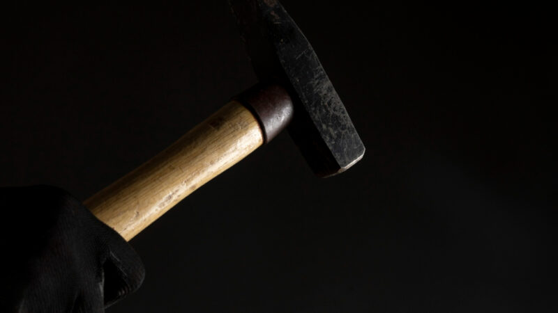 Pai militar bate em filha por ter contado que foi abusada pelo irmão adolescente