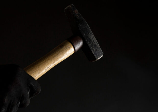 Pai militar bate em filha por ter contado que foi abusada pelo irmão adolescente