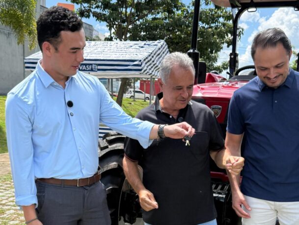 Itaúna recebe trator agrícola através de emenda parlamentar do deputado Pedro Aihara