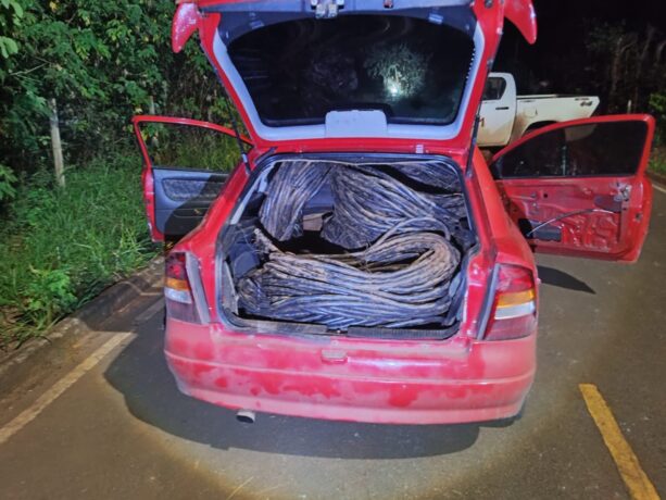 PM apreende cerca de duas toneladas de fios de cobre e apreende veículo em Itatiaiuçu