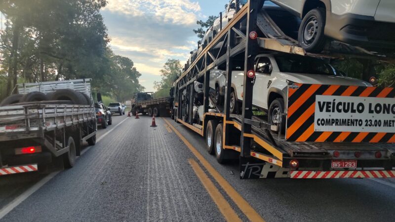 Vídeos: acidente em trecho em obras na MG 050 provoca obstrução da rodovia por seis horas