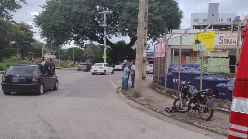Colisão entre automóvel e motocicleta deixa um homem ferido no centro