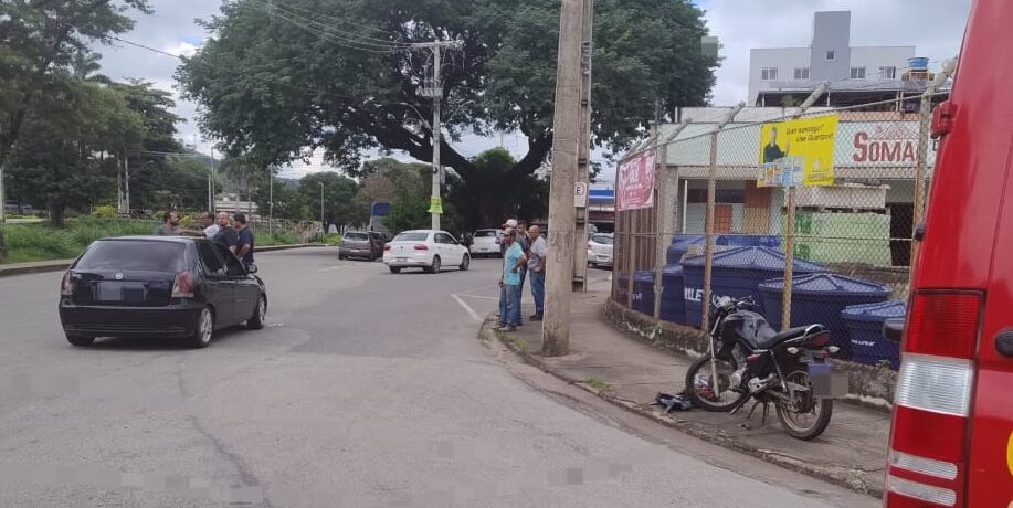 Colisão entre automóvel e motocicleta deixa um homem ferido no centro