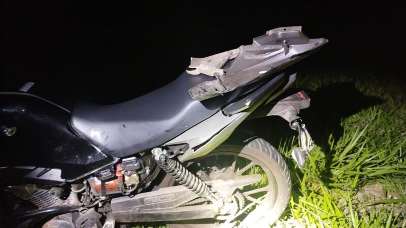 Casal fica ferido após carro atingir traseira de motocicleta na MG 050, em Itaúna