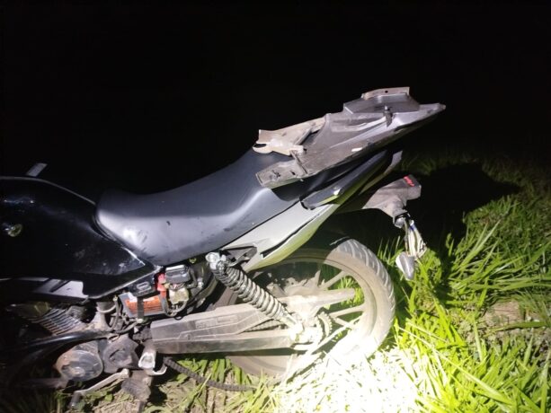 Casal fica ferido após carro atingir traseira de motocicleta na MG 050, em Itaúna