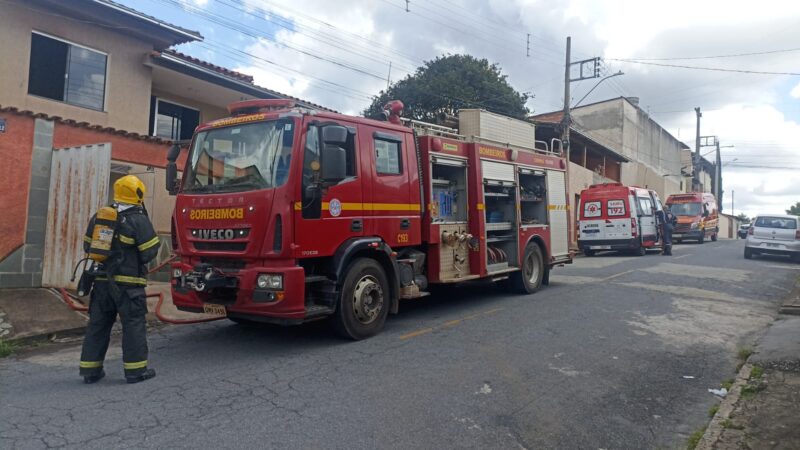 Bombeiros combatem incêndio criminoso no bairro Leonane, uma mulher foi presa