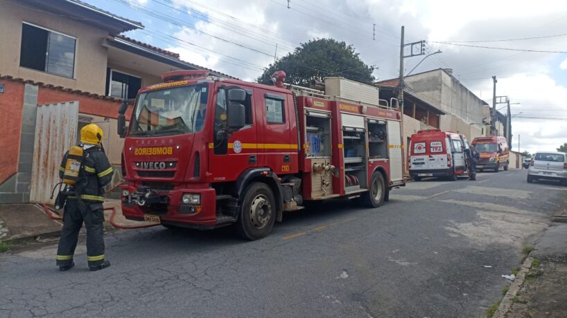 Bombeiros combatem incêndio criminoso no bairro Leonane, uma mulher foi presa