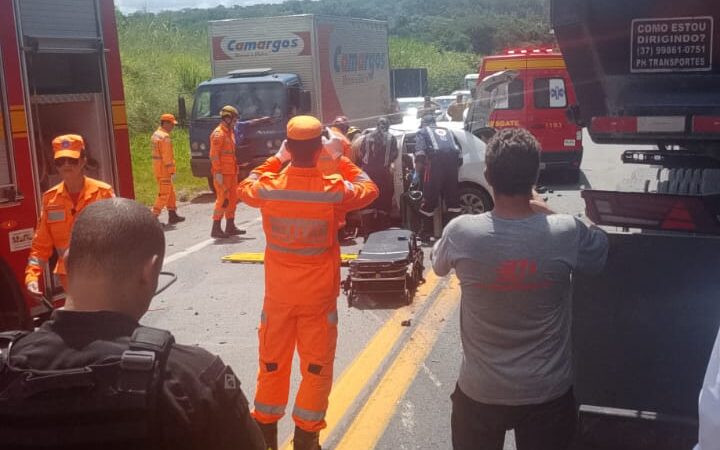 Vídeo: motorista morre depois de ser retirado de veículo que colidiu com caminhão trator