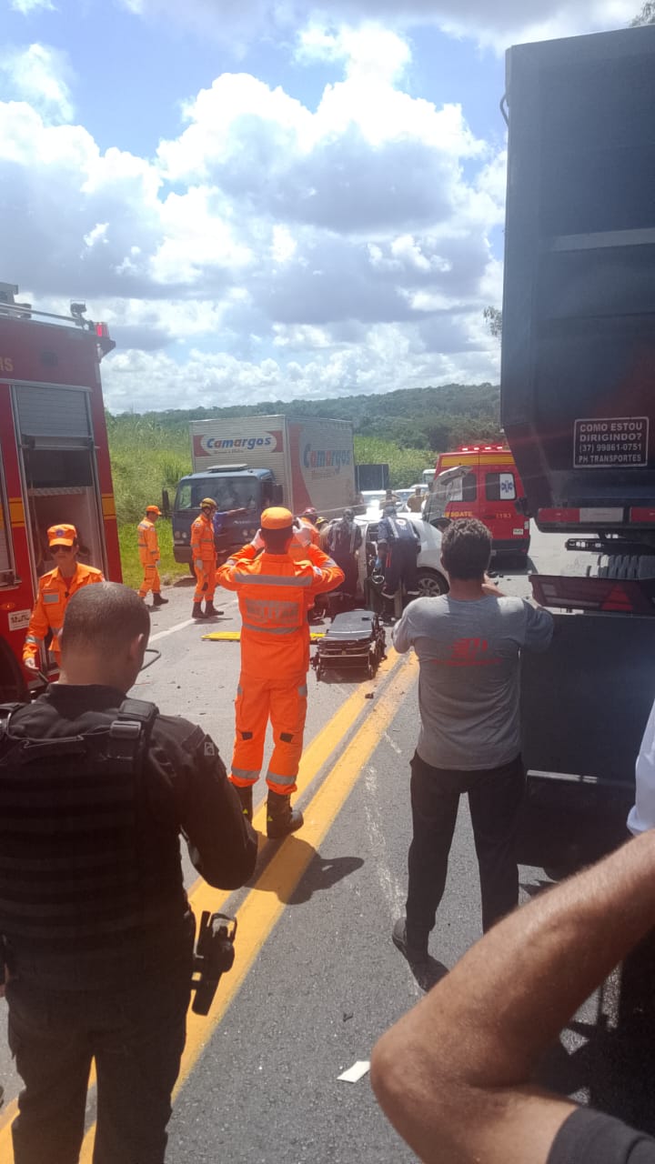 Vídeo: motorista morre depois de ser retirado de veículo que colidiu com caminhão trator