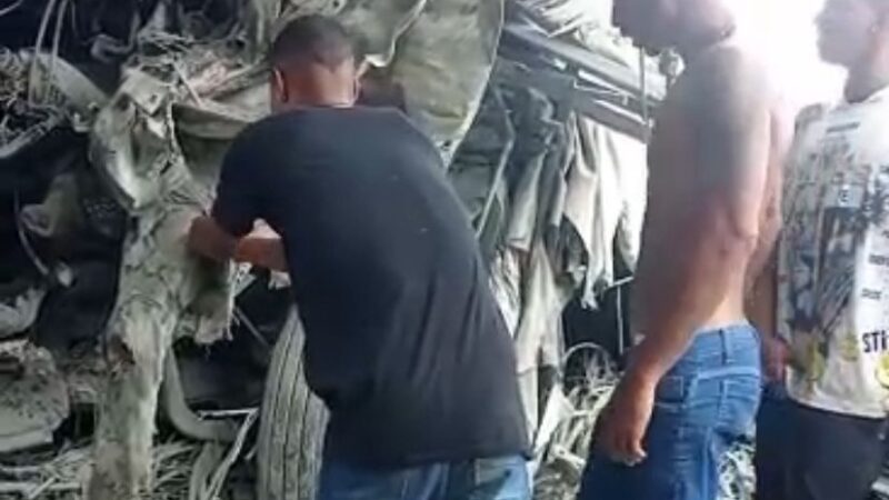 Vídeo: homens furtam carteira de vítima de acidente que morreu preso às ferragens