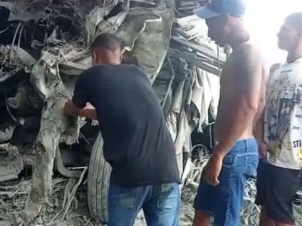 Vídeo: homens furtam carteira de vítima de acidente que morreu preso às ferragens