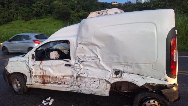 Veículos colidem depois de aquaplanagem na rodovia MG 050, em Itaúna