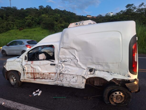 Veículos colidem depois de aquaplanagem na rodovia MG 050, em Itaúna