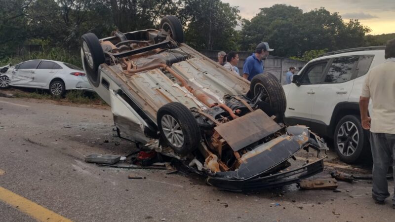 Tentativa de ultrapassagem acaba em acidente envolvendo três carros na MG 431