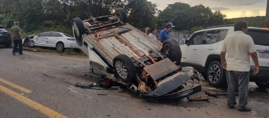Tentativa de ultrapassagem acaba em acidente envolvendo três carros na MG 431