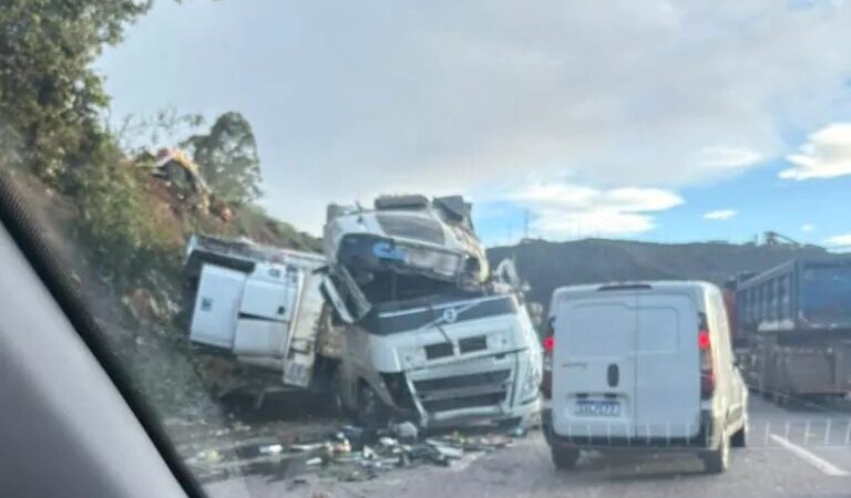 Vídeo: caminhão carregado com mexericas despenca de ribanceira na Fernão Dias