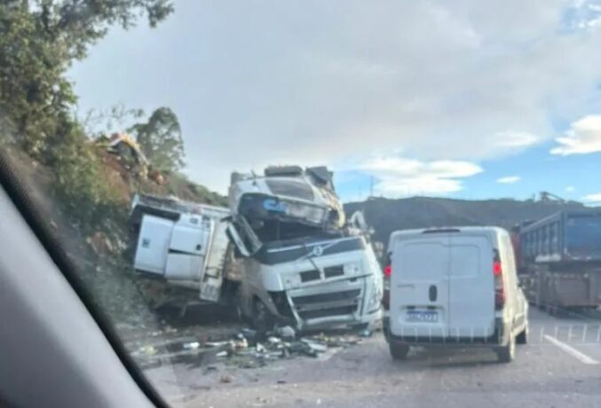Vídeo: caminhão carregado com mexericas despenca de ribanceira na Fernão Dias