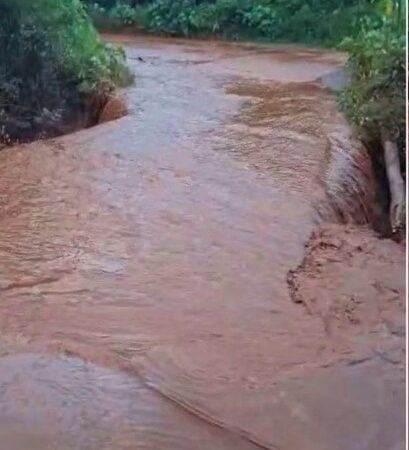 Vídeo: fortes chuvas provocam transbordamento de estrutura de contenção da Usiminas